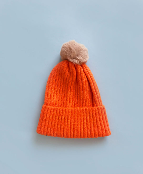 Gorro de invierno con borla