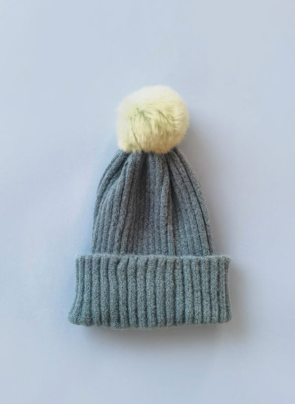 Gorro de invierno con borla