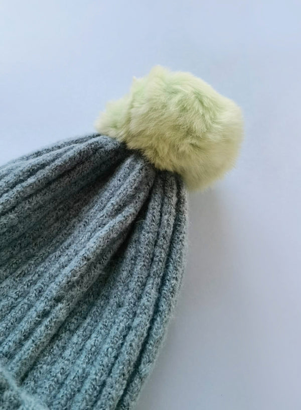 Gorro de invierno con borla