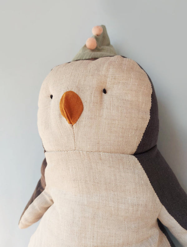 Peluche pingüino cumpleañero de lino